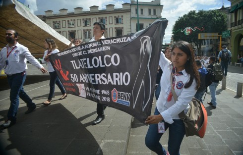 Alumnos de la Benemérita Escuela Normal Veracruzana marcharon en silencio desde la avenida Xalapa hasta la plaza Lerdo, para conmemorar 50 años de la matanza del 2 octubre en ciudad México.