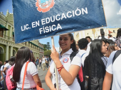 Alumnos de la Benemérita Escuela Normal Veracruzana marcharon en silencio desde la avenida Xalapa hasta la plaza Lerdo, para conmemorar 50 años de la matanza del 2 octubre en ciudad México.