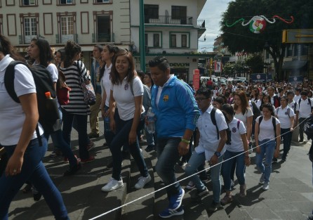 Alumnos de la Benemérita Escuela Normal Veracruzana marcharon en silencio desde la avenida Xalapa hasta la plaza Lerdo para conmemorar 50 años de la matanza del 2 octubre en ciudad México.