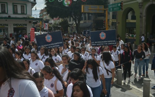 Alumnos de la Benemérita Escuela Normal Veracruzana marcharon en silencio desde la avenida Xalapa hasta la plaza Lerdo para conmemorar 50 años de la matanza del 2 octubre en ciudad México.