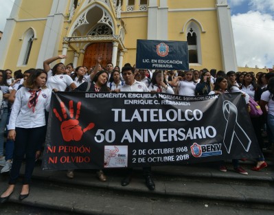 Alumnos de la Benemérita Escuela Normal Veracruzana marcharon en silencio desde la avenida Xalapa hasta la plaza Lerdo para conmemorar 50 años de la matanza del 2 octubre en ciudad México.