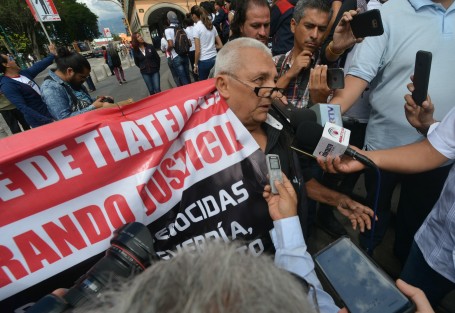 Alumnos de la Benemérita Escuela Normal Veracruzana marcharon en silencio desde la avenida Xalapa hasta la plaza Lerdo para conmemorar 50 años de la matanza del 2 octubre en ciudad México.