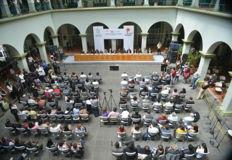 En el patio central del Palacio Municipal de Xalapa, se llevó a cabo la sesión solemne con motivo del 50 aniversario de la Matanza del  2 de octubre, en la cual se entregaron reconocimientos a actores del movimiento estudiantil de ese año en Xalapa.