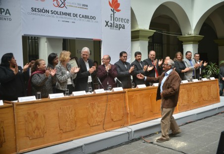 El maestro Ernesto Fernández Panes fue uno de los que recibieron el reconocimiento por parte del Ayuntamiento de Xalapa.