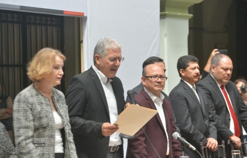 En el patio central del Palacio Municipal de Xalapa, se llevó a cabo la sesión solemne con motivo del 50 aniversario de la Matanza del 2 de octubre, en la cual se entregaron reconocimientos a actores del movimiento estudiantil de ese año en Xalapa.