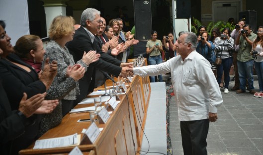 En el patio central del Palacio Municipal de Xalapa, se llevó a cabo la sesión solemne con motivo del 50 aniversario de la Matanza del 2 de octubre, en la cual se entregaron reconocimientos a actores del movimiento estudiantil de ese año en Xalapa.
