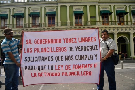 Piloncilleros se manifestaron en Plaza Lerdo.