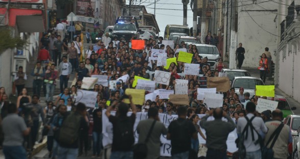 Alumnos de varias facultades de la UV marcharon desde Economía y por varias calles  de la ciudad con pancartas alusivas al 2 de octubre. 