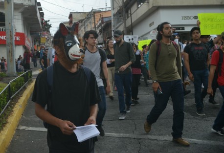 Alumnos de varias facultades de la UV marcharon desde Economía y por varias calles  de la ciudad con pancartas alusivas al 2 de octubre. 