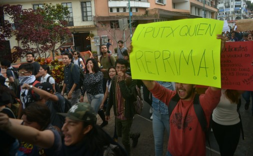 Alumnos de varias facultades de la UV marcharon desde Economía y por varias calles  de la ciudad con pancartas alusivas al 2 de octubre. 