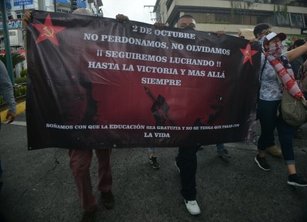 Alumnos de varias facultades de la UV marcharon desde Economía y por varias calles  de la ciudad con pancartas alusivas al 2 de octubre. 