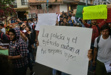Alumnos de varias facultades de la UV marcharon desde Economía y por varias calles  de la ciudad con pancartas alusivas al 2 de octubre. 