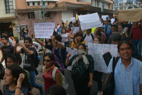 Alumnos de varias facultades de la UV marcharon desde Economía y por varias calles  de la ciudad con pancartas alusivas al 2 de octubre. 