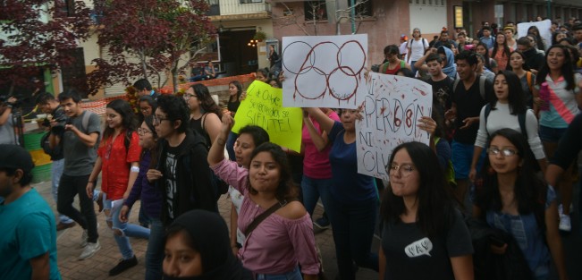 Alumnos de varias facultades de la UV marcharon desde Economía y por varias calles  de la ciudad con pancartas alusivas al 2 de octubre. 