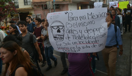 Alumnos de varias facultades de la UV marcharon desde Economía y por varias calles  de la ciudad con pancartas alusivas al 2 de octubre. 
