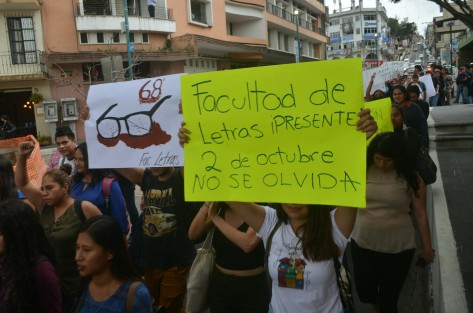 Alumnos de varias facultades de la UV marcharon desde Economía y por varias calles  de la ciudad con pancartas alusivas al 2 de octubre. 