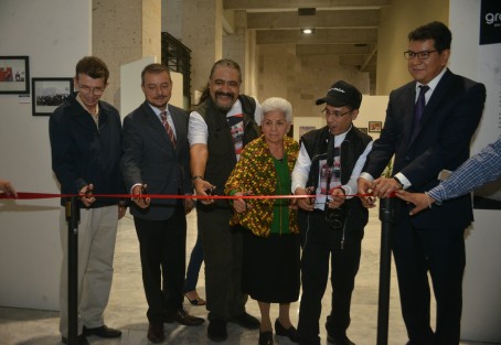 En el Palacio Legislativo fue inaugurada la exposición fotográfica <em>Gráfica Democracias</em>, de nuestro compañero fotorreportero Víctor Fuentes Domíanguez, Vic-man.  