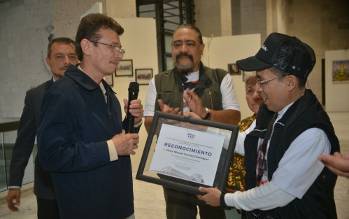 A nombre de la LXIV Legislatura el diputado José Kirsch entregó un reconocimiento al reportero gráfico Víctor Fuentes.