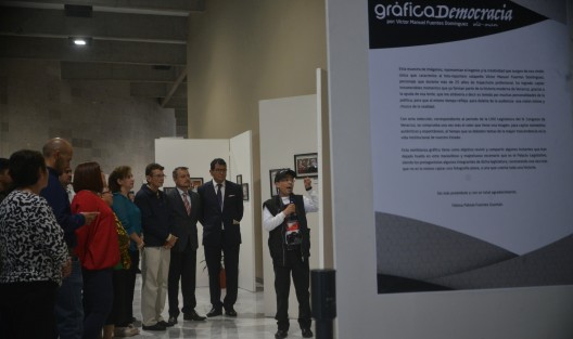 El maestro Víctor Fuentes explicando su obra a los asistentes. 