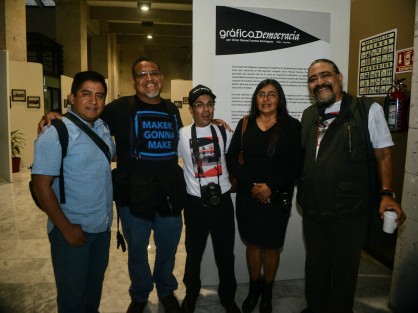 Víctor Fuentes acompañado de compañeros de Agencia Multigráfica. 