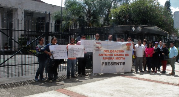 Integrantes del Sindicato Magisterial Veracruzano se manifestaron afuera del Congreso del Estado en contra de un coordinador de un Telebachillerato.  