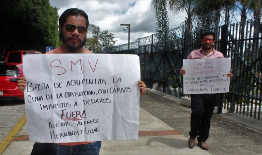 Integrantes del Sindicato Magisterial Veracruzano se manifestaron afuera del Congreso del Estado en contra de un coordinador de un Telebachillerato.  