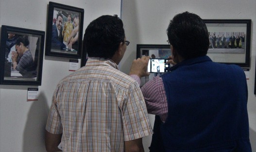 Despierta interés la exposición fotográfica  Gráfica Democracia, del fotorreportero Víctor Fuentes, instalada en el Palacio Legislativo. 