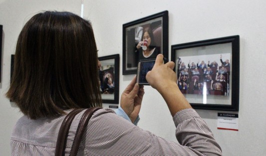 Despierta interés la exposición fotográfica  Gráfica Democracia, del fotorreportero Víctor Fuentes, instalada en el Palacio Legislativo. 