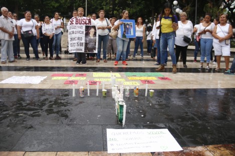 Madres de mujeres desaparecidas realizaron una marcha por el centro de la ciudad de Veracruz para exigir justicia y celeridad en el esclarecimiento de los casos de feminicidios. 