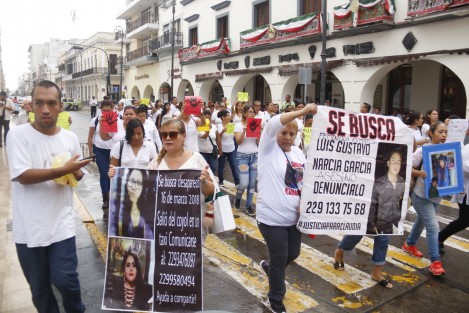 Madres de mujeres desaparecidas realizaron una marcha por el centro de la ciudad de Veracruz para exigir justicia y celeridad en el esclarecimiento de los casos de feminicidios. 