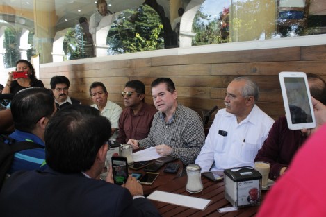 Panistas aspirantes a la dirigencia estatal del PAN acusaron que una mano mece la cuna desde cerca del parque Juárez, para la renovación del CDE albiazul en Veracruz, pues la convocatoria está amañada a fin que sólo quienes cuentan con estructura puedan participar en la selección. 