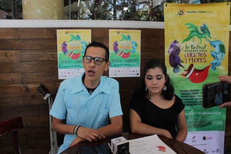 El cuentacuentos Iván Zepeda, acompañado de su colega Melanie Smith, invitan al público xalapeño a disfrutar del 6° Festival Internacional Cuentos y Flores, que se llevará a cabo del 8 al 17 de octubre en diversos foros de la capital veracruzana. La cartelera se puede consultar en redes sociales de Cuentos y Flores. 