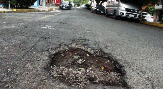 Xalapa echa baches y el alcalde echa culpas. 