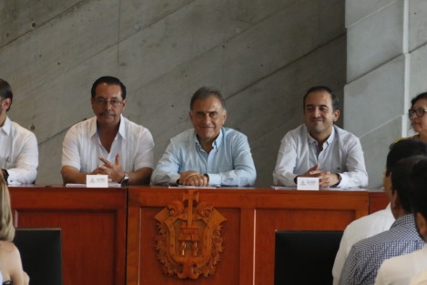 Pese a que las arcas estatales quedarán vacías al final de su administración, el gobernador del estado, Miguel Ángel Yunes Linares, anunció un programa de rescate para las Lagunas Lagartos, La Ilusión y Arroyo Moreno en los municipios que gobiernan su hijo, el alcalde de Veracruz, Fernando Yunes, el panista Alonso Morelli. Para estas acciones se ha destinado un presupuesto millonario.