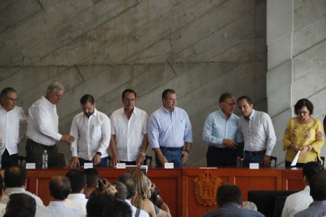 Pese a que las arcas estatales quedarán vacías al final de su administración, el gobernador del estado, Miguel Ángel Yunes Linares, anunció un programa de rescate para las Lagunas Lagartos, La Ilusión y Arroyo Moreno en los municipios que gobiernan su hijo, el alcalde de Veracruz, Fernando Yunes, el panista Alonso Morelli. Para estas acciones se ha destinado un presupuesto millonario.