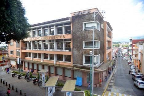 Así luce la fachada de la biblioteca Carlos Fuentes, cuya infraestructura, al igual de la de muchos sitios culturales, fueron abandonados en esta y en la pasada administración estatal.