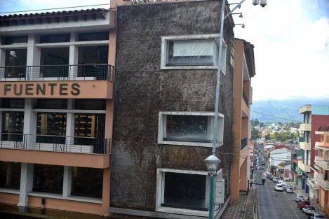 Así luce la fachada de la biblioteca Carlos Fuentes, cuya infraestructura, al igual de la de muchos sitios culturales, fueron abandonados en esta y en la pasada administración estatal.