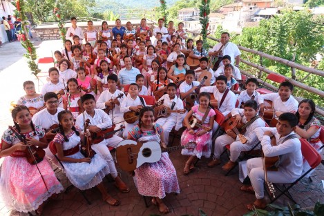 Durante su visita a Zozocolco, el gobernador electo de Veracruz, Cuitláhuac García, reiteró su compromiso demantener di´logo con todos los alcaldes veracruzanos, para trabajar en coordinación los tres niveles de gobierno. Ante integrantes del Ensamble huasteco comunitario Cántaros de sol, integrado por niños y jóvenes de este municipio, ofreció apoyo al talento artístico veracruzano.