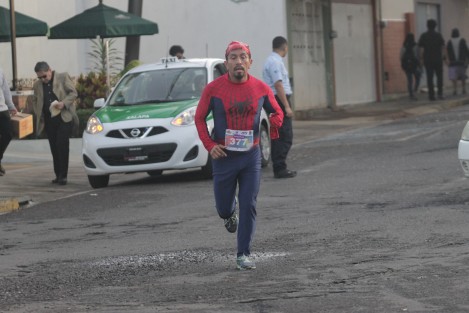 La mañana de este sábado se corrió porlas calles de Xalapa, la Súper Héroes Run, una carrera con causa a favorde los niños con cáncer del CECAN. Las categorías fueron 7 km y 3 km de caminata, en la que pequeños participaron con sus padres.
