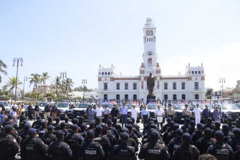 El gobierno del estado de Veracruz realizó la entrega de 43 patrullas para diversos municipios de la entidad. El evento estuvo presidido por el gobernador Miguel Ángel Yunes Linares. 