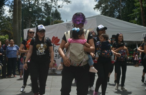 En el parque Juárez se realizó el flash mobe mamá- de Tribu Corazón, como parte de la Semana Internacional de Crianza en Brazos.   