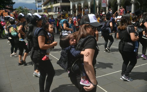 En el parque Juárez se realizó el flash mobe mamá- de Tribu Corazón, como parte de la Semana Internacional de Crianza en Brazos.   