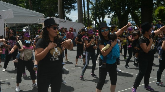 En el parque Juárez se realizó el flash mobe mamá- de Tribu Corazón, como parte de la Semana Internacional de Crianza en Brazos.   