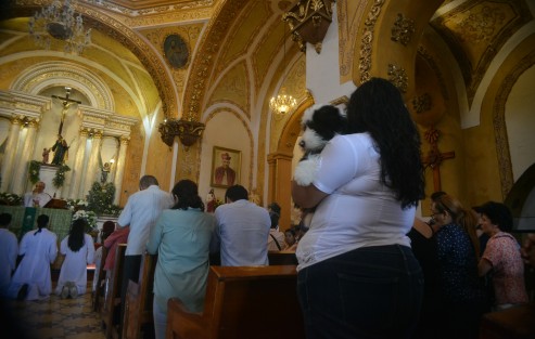 Previo a la bendición de animales, los feligreses atendieron la misa junto con sus mascotas.  