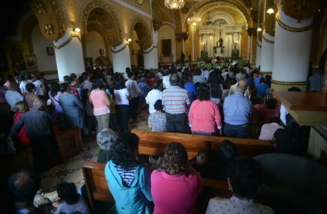 Previo a la bendición de animales, los feligreses atendieron la misa junto con sus mascotas.  