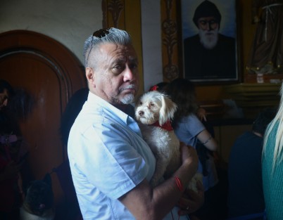 Previo a la bendición de animales, los feligreses atendieron la misa junto con sus mascotas.  
