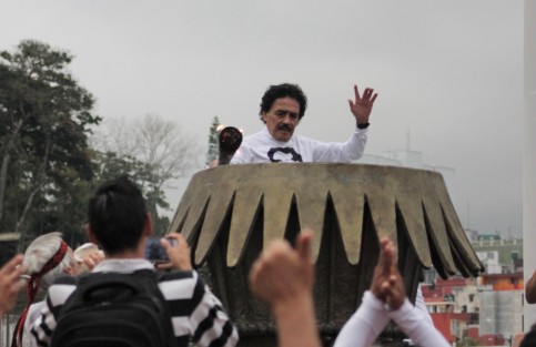 Luego de 50 años, el atleta Antonio Villanueva <El Chicles</em>, volvió a encender el pebetero olímpico que yace en el Estadio Xalapeño Heriberto Jara Corona, al conmemorarse este domingo, medio siglo del paso del Fuego Olímpico por la capital veracruzana. 
