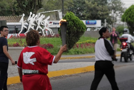 Casi medio centenar de jóvenes del 68 transportaron en relevo el fuego en una antorcha original de los JO de 1968, por algunas de las principales calles de Xalapa