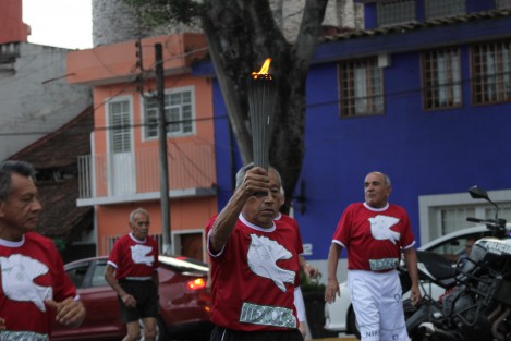 Casi medio centenar de jóvenes del 68 transportaron en relevo el fuego en una antorcha original de los JO de 1968, por algunas de las principales calles de Xalapa