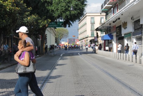 Padres de familia de la escuela doctor Rafael Lucio en la colonia del mismo nombre, bloquearon la circulación vehicular en la calle Enríquez frente al palacio de gobierno en demanda de la construcción de un domo